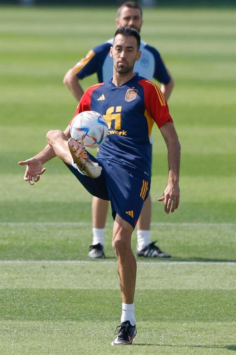 <p>El centrocampista de la selección española Sergio Busquets durante el entrenamiento celebrado este lunes en la Universidad de Catar, campo base del combinado español en Doha, Catar. EFE/JuanJo Martín</p>