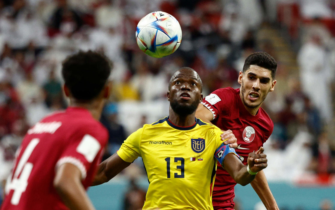 Enner Valencia (C) de Ecuador controla la pelota hoy durante a FIFA partido de fútbol de la fase de grupo entre Qatar y Ecuador en Al estadio de Cebo en Al Khor, Qatar, 20 noviembre 2022. EFE/ Rodrigo Jimenez
