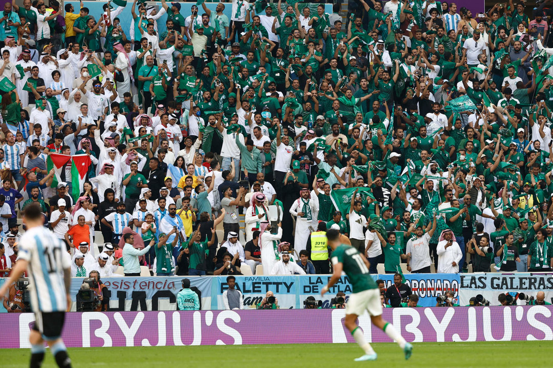 Los seguidores saudíes celebran un objetivo durante un FIFA partido de fútbol en Lusail estadio, Qatar, 22 noviembre 2022. EFE/ Rodrigo Jimenez