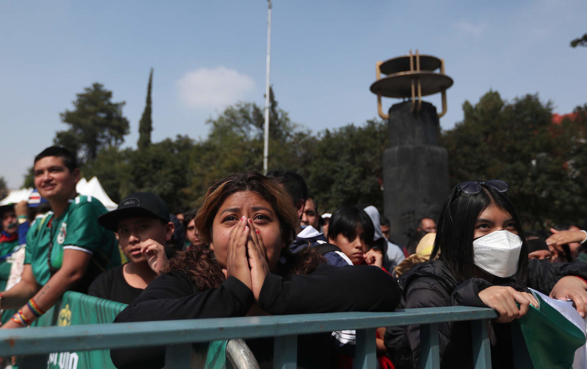 Aficionados observan en pantalla gigante un juego de la selección nacional de fútbol de México hoy, en la explanada del Monumento a la Revolución de Ciudad de México (México). EFE/ Sáshenka Gutiérrez