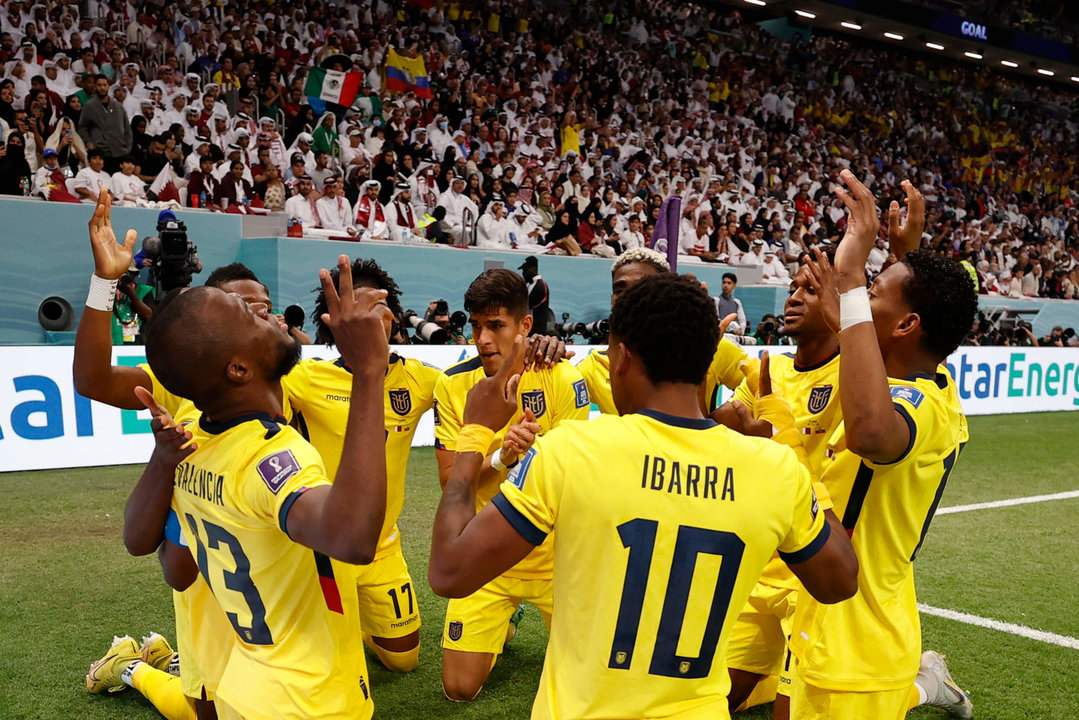 Jugadores de Ecuador celebran un gol de Énner Valencia en el partido inaugural del Mundial de Fútbol Qatar 2022, entre Catar y Ecuador, en el estadio Al Bait en Al Khor (Catar). EFE/Alberto Estevez