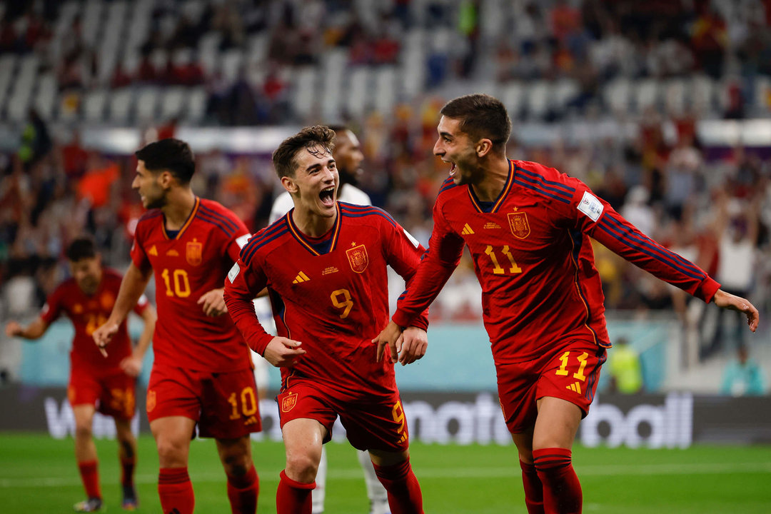 Ferran Torres (d) de España celebra su gol hoy, en un partido de la fase de grupos del Mundial de Fútbol Qatar 2022 entre España y Costa Rica en el estadio Al Zumama en Doha (Catar). EFE/ Alberto Estevez