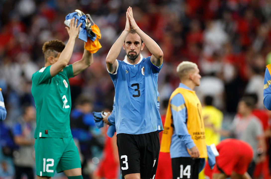 Diego Godín de Uruguay reacciona, al final de un partido de la fase de grupos del Mundial de Fútbol Qatar 2022 entre Uruguay y Corea del Sur en el estadio Ciudad de la Educación en Rayán (Catar). EFE/Alberto Estevez