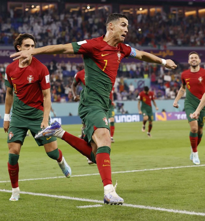 Cristiano Ronaldo celebra el 1-0 por penalti durante el partido del grupo H del Mundial de Qatar 2022 entre Portugal y Ghana en el estadio 947 de Doha. EFE/EPA/Rolex de la Peña