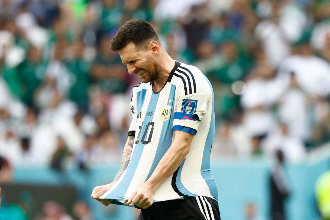 Lionel Messi reacciona tras el partido del Mundial de Qatar 2022 entre Argentina y Arabia Saudí en el estadio Lusail. EFE/ Rodrigo Jiménez
