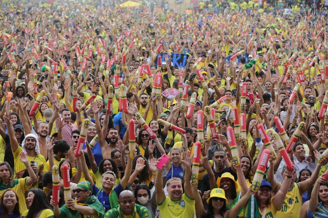 Miles de aficionados brasileños fueron registrados este jueves, 24 de noviembre, al celebrar el triunfo de su selección de fútbol tras el debut en el mundial FIFA de Qatar 2022, en las playas de Copacabana, en Río de Janeiro (Brasil). EFE/André Coelho