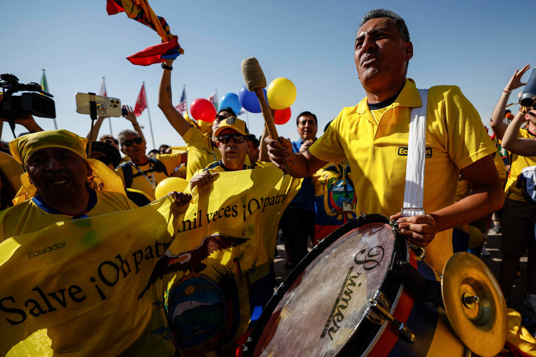 Aficionados ecuatorianos animan a su equipo en la víspera del partido contra Países Bajos de la fase de grupos del Mundial de Qatar 2022. EFE/Juan Ignacio Roncoroni