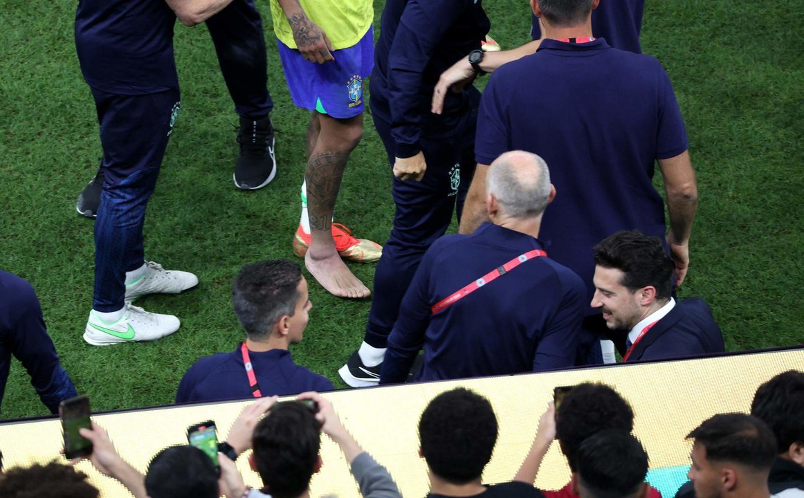 Neymar se retira lesionado en el tobillo derecho, durante el partido ante Serbia disputado ayer en el estadio Lusail. EFE/EPA/Ali Haider