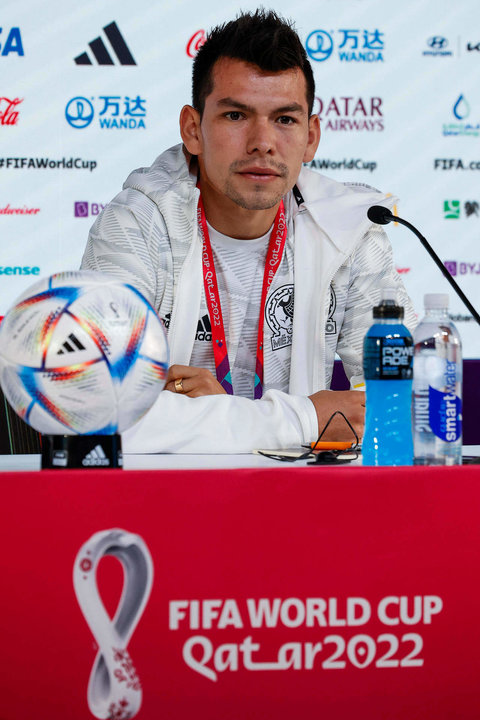 El centrocampista mexicano Hirving Lozano durante la rueda de prensa del equipo en el centro de prensa de Doha, Catar con motivo del partido contra Argentina correspondiente a la segunda jornada de la fase de grupos del Mundial de Qatar 2022. EFE/ José Méndez