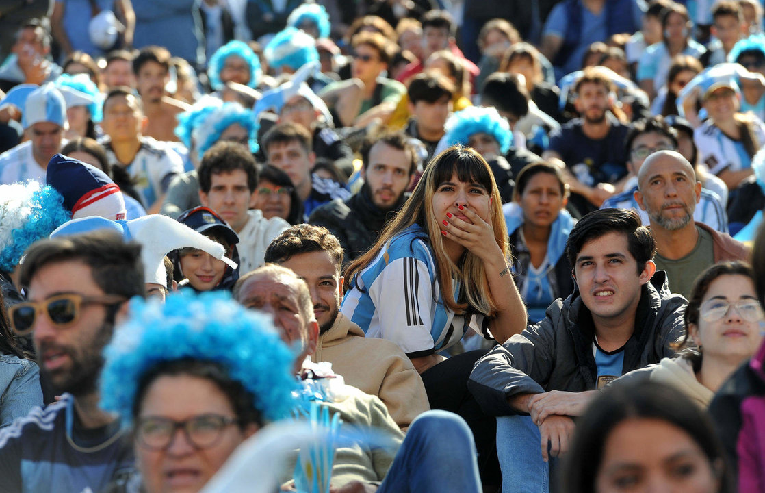 Cientos de aficionados se reúnen en el barrio palermo para observar a Argentina en la Copa Mundial de la FIFA Qatar 2022, desde Buenos Aires (Argentina), en una fotografía de archivo. EFE/ Enrique García Medina
