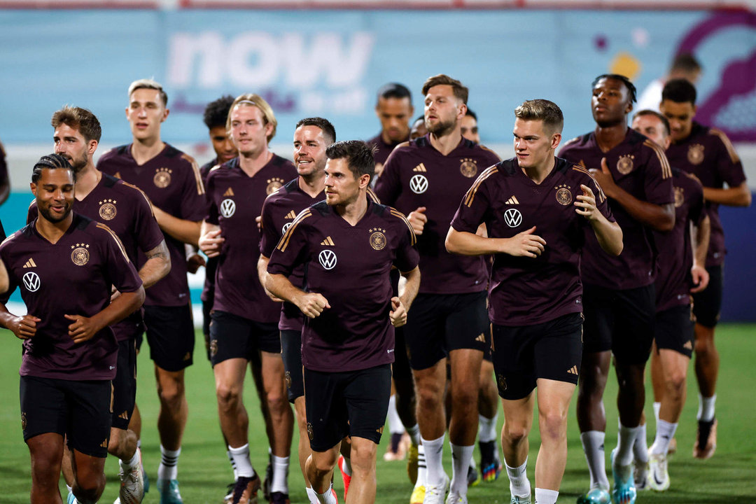 Jugadores de Alemania participan en un entrenamiento este viernes en Doha, para preparar el partido del domingo contra España. EFE/Alberto Estévez