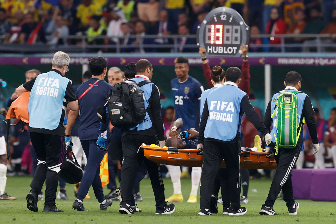 Énner Valencia de Ecuador sale lesionado hoy, en el partido de la fase de grupos del Mundial de Fútbol Qatar 2022 entre Países Bajos y Ecuador en el estadio Internacional Jalifa en Doha (Catar). EFE/ Esteban Biba