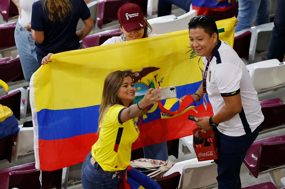 Aficionados de Ecuador asisten hoy, a un partido de la fase de grupos del Mundial de Fútbol Qatar 2022 entre Países Bajos y Ecuador en el estadio Internacional Jalifa en Doha (Catar). EFE/ Antonio Lacerda