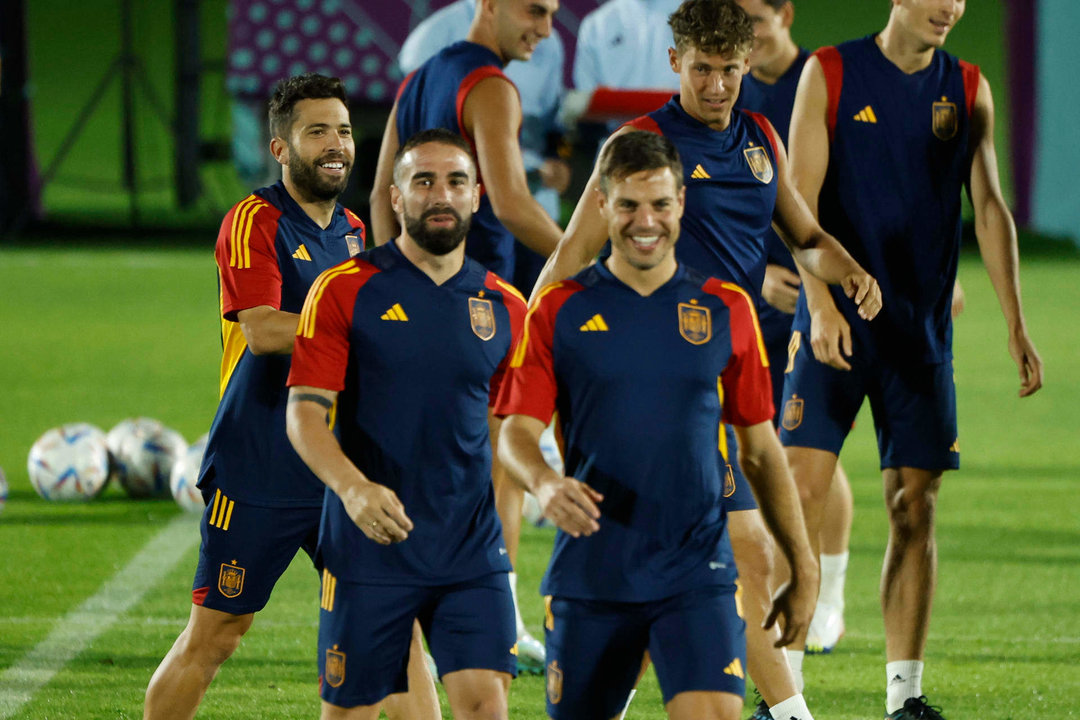 Los jugadores de la selección española entre los que se encuentra Jordi Alba (i) durante el entrenamiento llevado a cabo este sábado en Doha, Catar, en la víspera del encuentro de fase de grupos del Mundial de Qatar 2022 ante Alemania. EFE/ Juanjo Martín