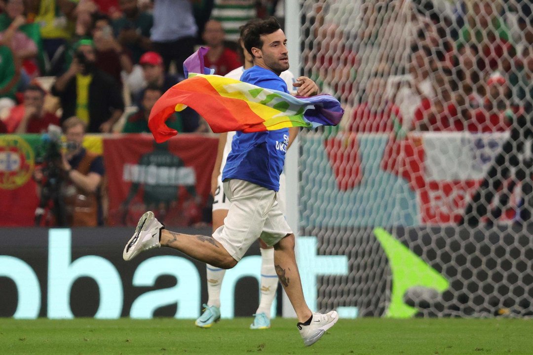 Mario Ferri, el aficionado que saltó al terreno de juego durante el Portugal-Uruguay con una bandera multicolor en la mano con la inscripción "Paz", ha sido liberado y sin consecuencias legales.EFE/EPA/Abir Sultan