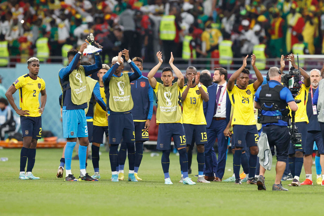 Jugadores de Ecuador saludan a los aficionados al final del partido de la fase de grupos del Mundial de Fútbol Qatar 2022 entre Ecuador y Senegal