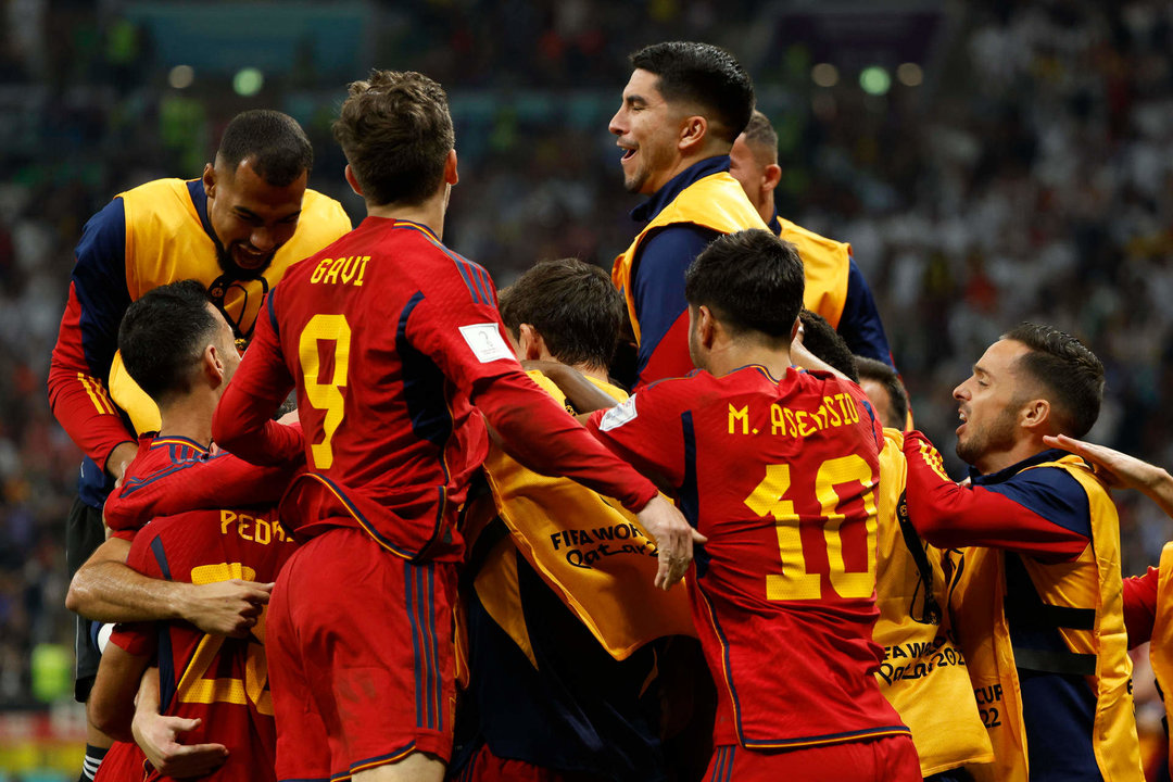 Los jugadores de España celebran el gol de Álvaro Morata en el estadio de Cebo en Al Khor, Qatar. EFE/ Juanjo Martin