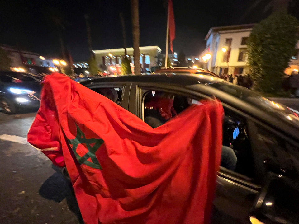 Numerosos aficionados marroquíes han salido a las calles de Rabat a celebrar la victoria de Marruecos frente a la selección española en octavos de final del Mundial de fútbol de Qatar 2022. EFE/ Mohamed Siali