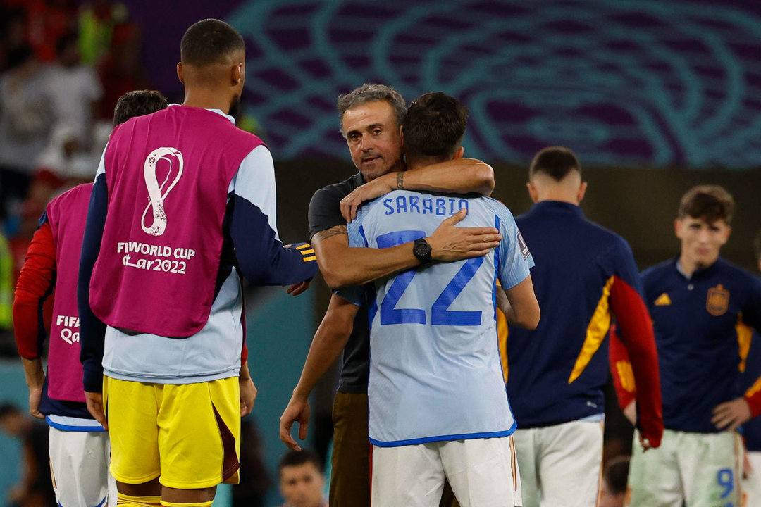 El seleccionador de España Luis Enrique abraza a Pablo Sarabia, al final de un partido de los octavos de final del Mundial de Fútbol Qatar 2022 entre Marruecos y España en el estadio Ciudad de la Educación en Rayán (Catar). EFE/ JJ Guillén