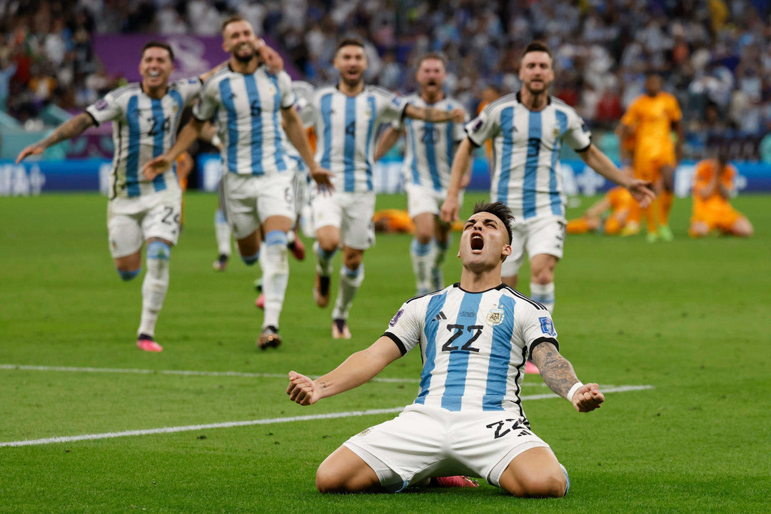 Lautaro Martinez (c) aseguró que le sobra personalidad para lanzar el penalti definitivo en la tanda que permitió a su país clasificarse para semifinales del Mundial de Argentina. EFE/ JJ Guillen