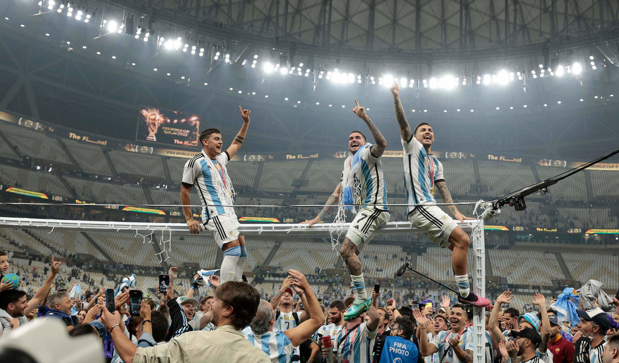 Jugadores de Argentina celebran tras proclamarse campeones del mundo en la final ante Francia. EFE/ Juan Ignacio Roncoroni